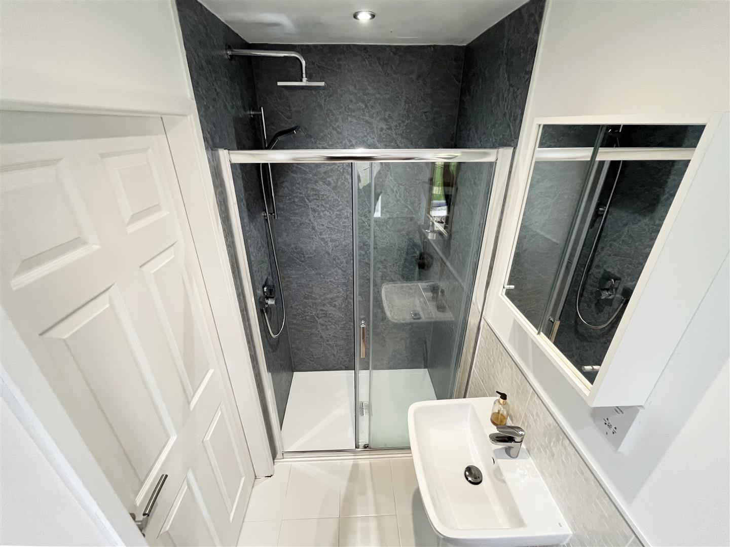 En-suite 2.jpg